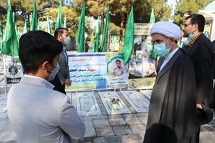  عطرافشانی مزار و تجلیل از دو خانواده شهید مدافع حرم توسط دانشگاهیان دانشگاه قم به مناسبت گرامیداشت هفته بسیج